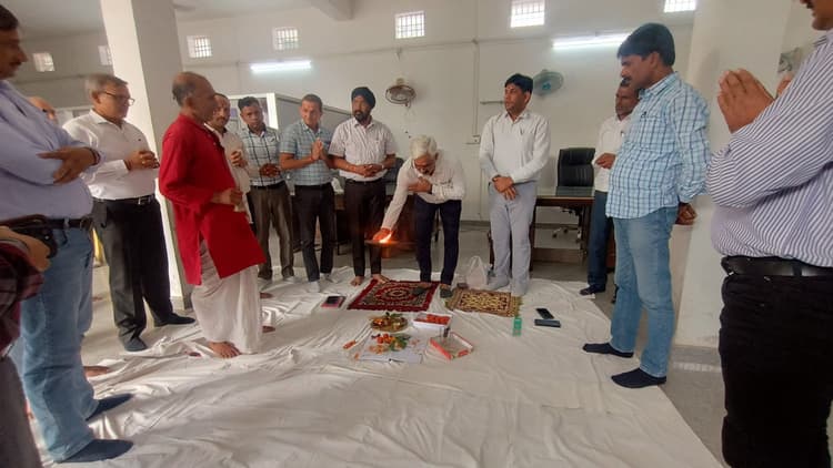 पूजा-अर्चना के साथ किया गया गन्ना किसानों को पर्ची वितरण