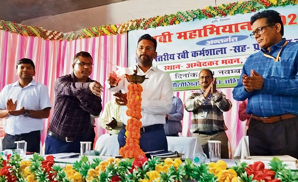 Gopalganj News  : प्रखंड और पंचायत स्तर पर चौपाल लगाकर किसानों को दें नयी तकनीक की जानकारी : डीएम