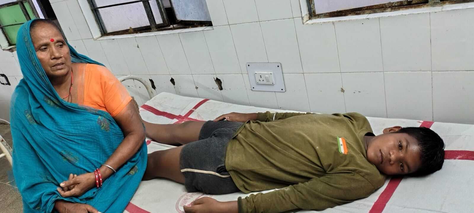 दो बाइकों की टक्कर में किशोर घायल