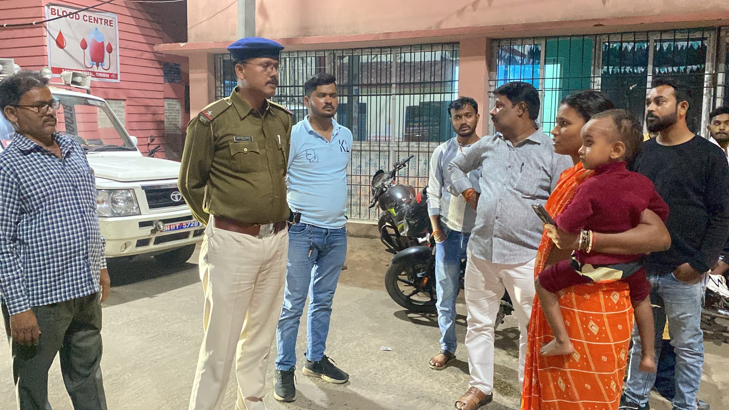 Giridih News :वन विभाग के कर्मियों को अवैध पत्थर लदे ट्रैक्टर से कुचलने का प्रयास