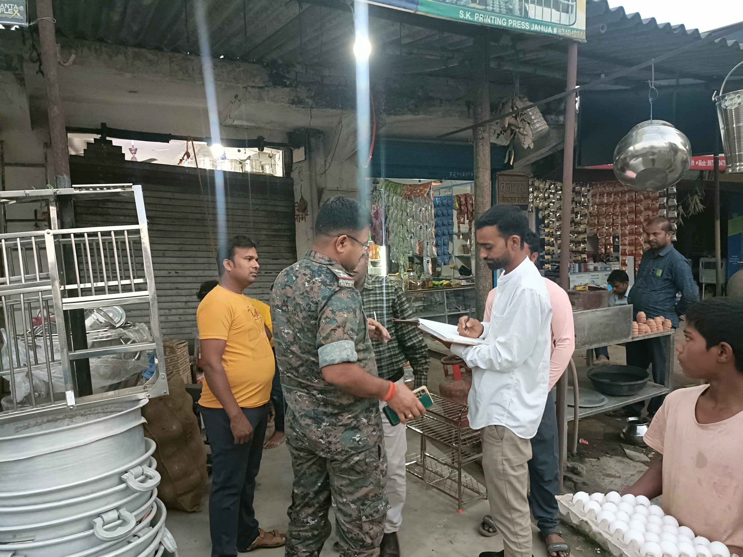 Giridih News :ज्वेलरी दुकान का शटर तोड़ तीस हजार के जेवरात की लूट