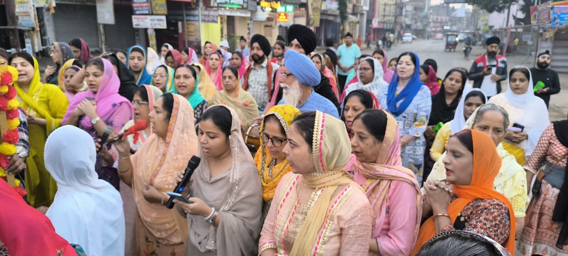 Giridih News :गुरबाणी से गूंजी शहर की गलियां