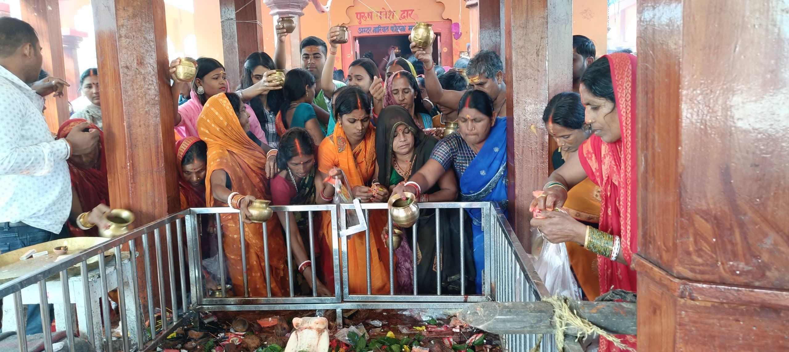 Giridih News :कार्तिक माह की अंतिम सोमवारी पर झारखंडधाम में उमड़ी भीड़