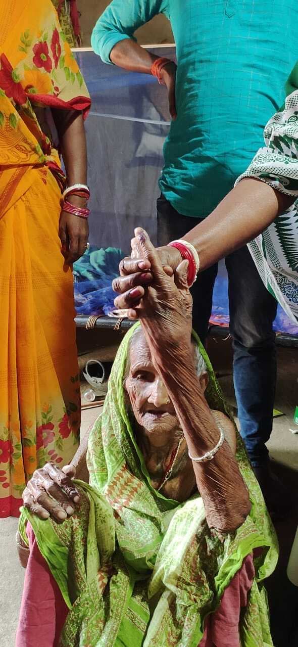 111 वर्ष की बुजुर्ग महिला मतदाता ने पोस्टल बैलेट से दिया वोट
