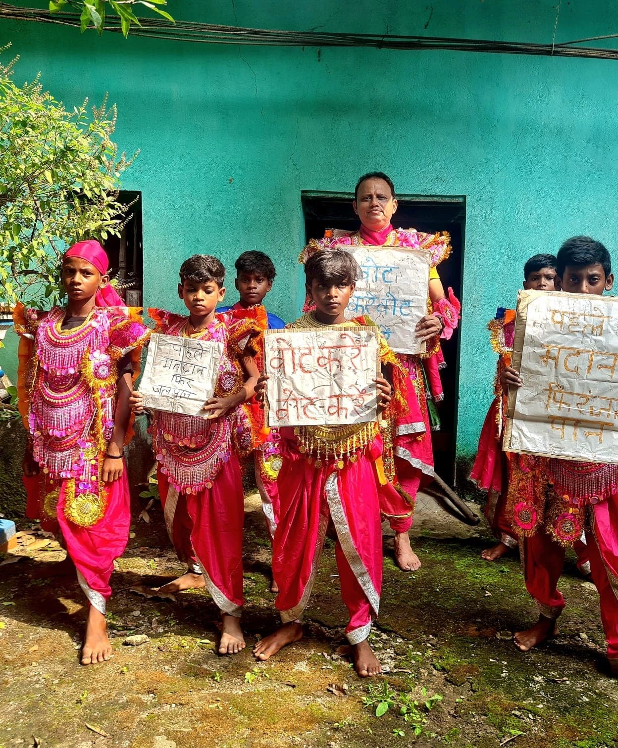 Ranchi News : छऊ नृत्य कर वोट देने की कर रहे अपील