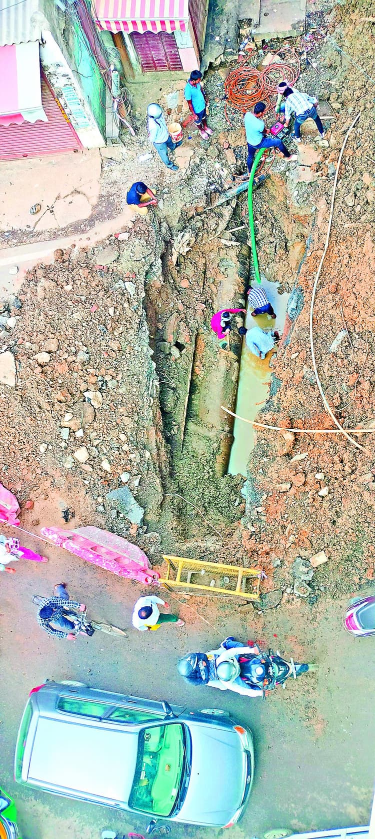 Ranchi News : लीकेज खोजने के लिए काटी नवनिर्मित सड़क, लोग रहे परेशान