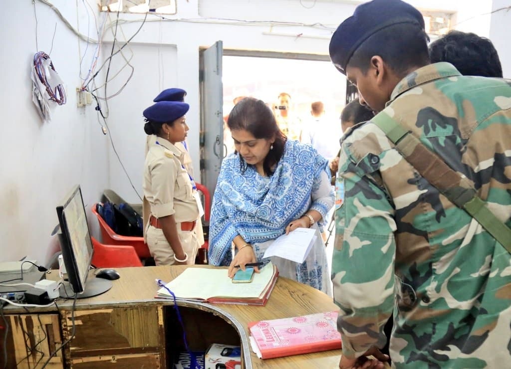 BOKARO NEWS : इवीएम- वीवीपैट मशीनों की कमीशनिंग का उपायुक्त ने किया निरीक्षण