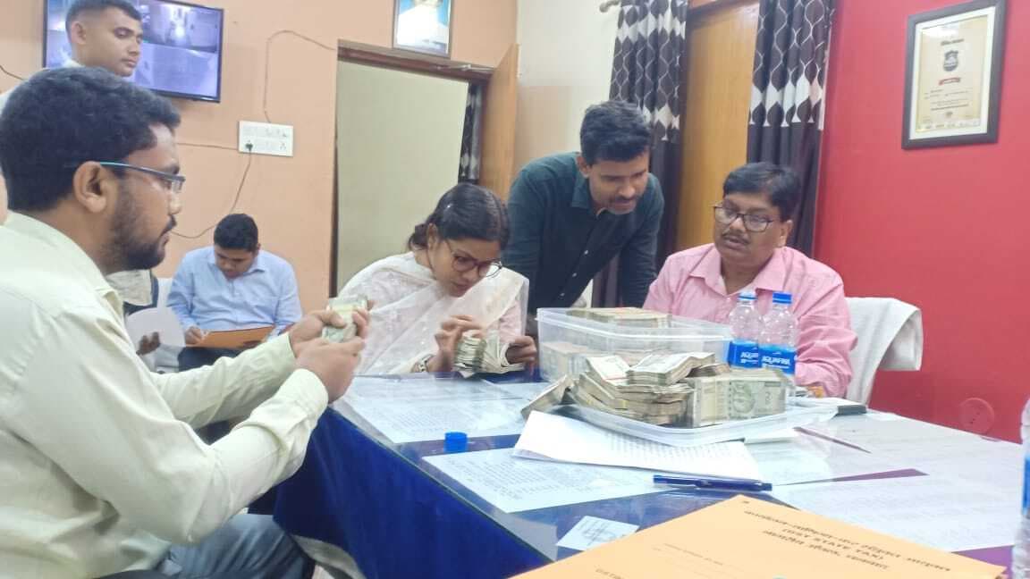 DHANBAD NEWS : धनबाद में विभिन्न स्थानों से रु36. 85 लाख नकद बरामद, जानिये किसका है पैसा