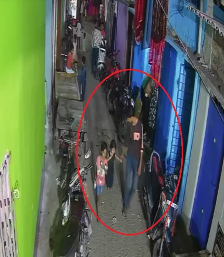 Patna News : स्मैक के लिए बच्ची को किया अगवा, आरोपित को पकड़ने गयी पुलिस पर हमला, तस्कर फरार