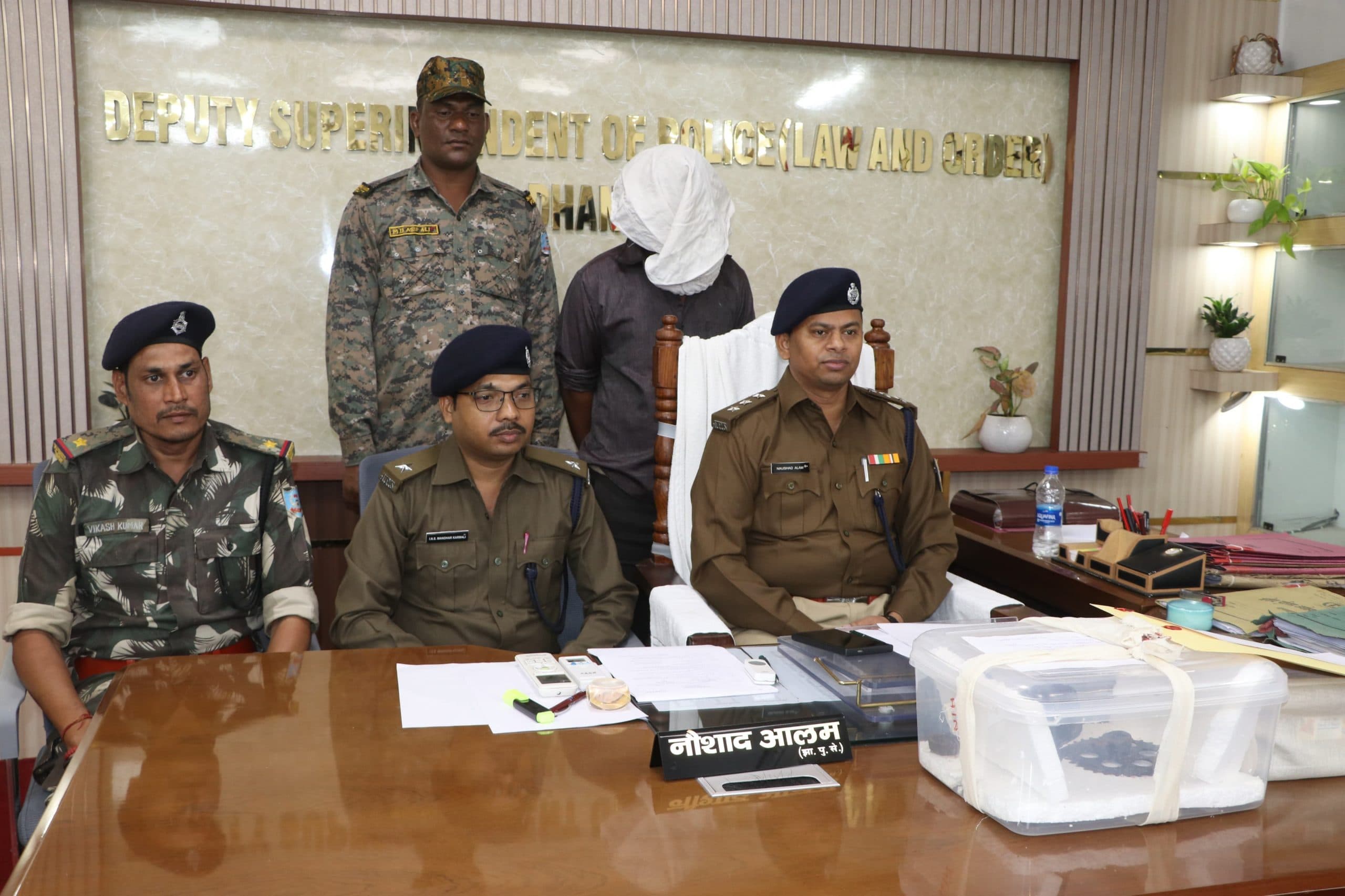 dhanbad news : हत्यारोपी पति नवादा से गिरफ्तार, हत्या में प्रयुक्त साइकिल का गियर व बटखरा बरामद