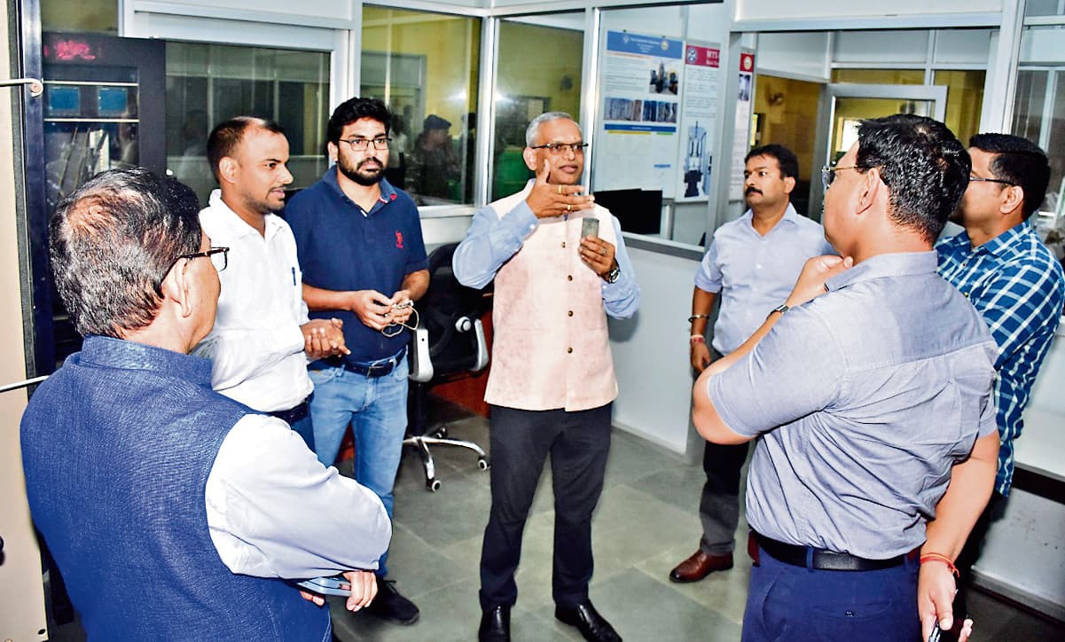 dhanbad news : सीएसआईआर-सीआईएमएफआर में भारत अंतरराष्ट्रीय विज्ञान महोत्सव शुरू