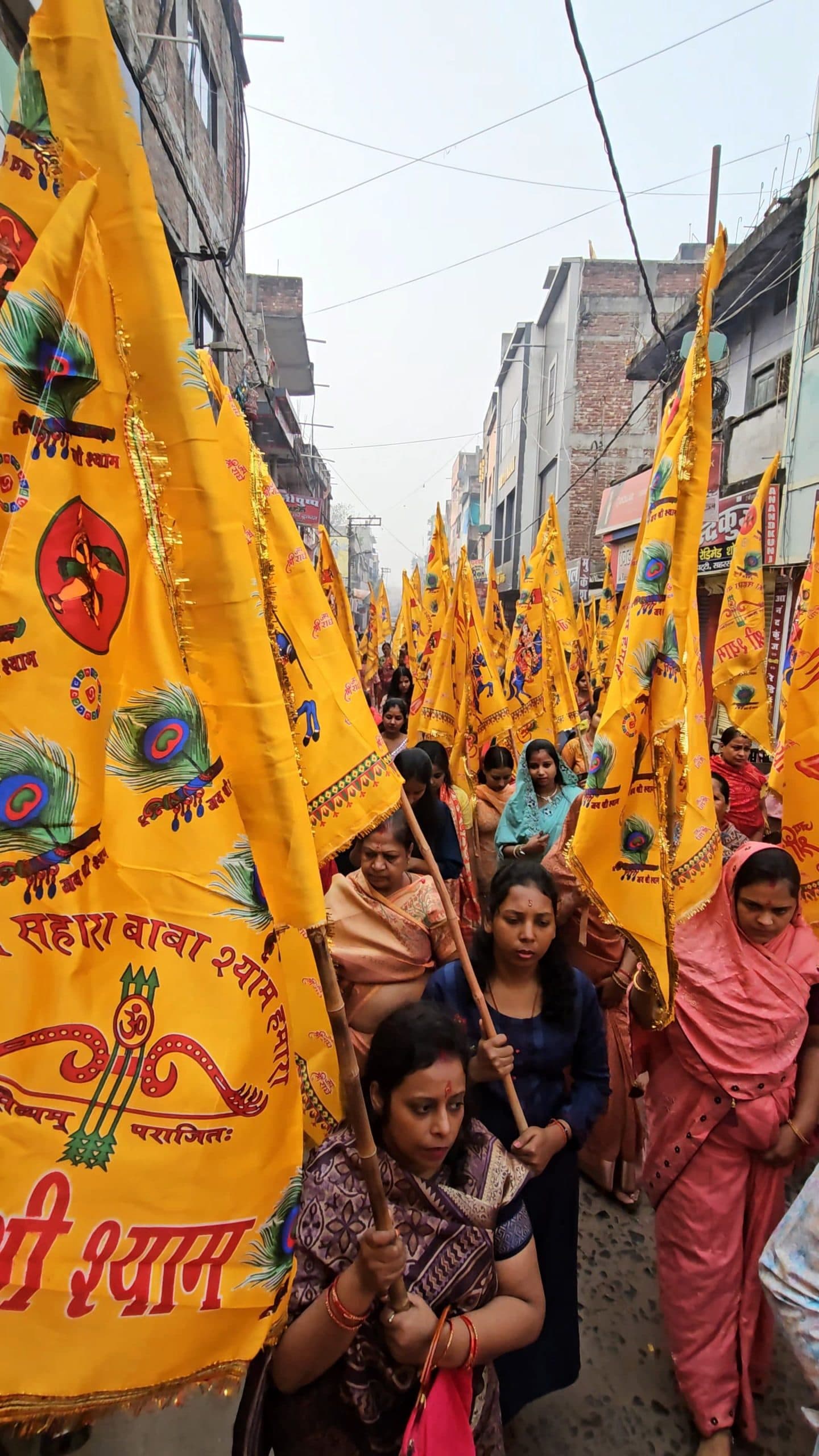 श्याम प्रेमियों ने नाचते गाते 151 निशान बाबा को किया समर्पित