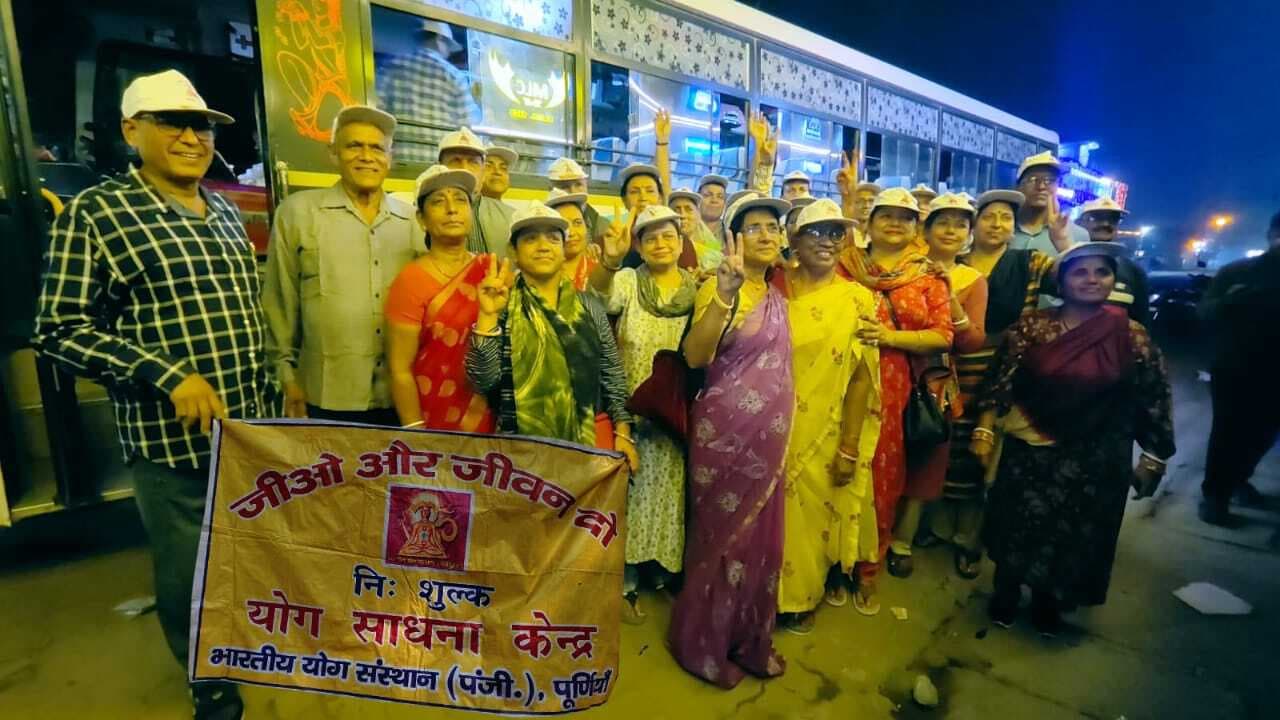 योग शिविर के लिए जम्मू रवाना हुआ योग साधकों का दल