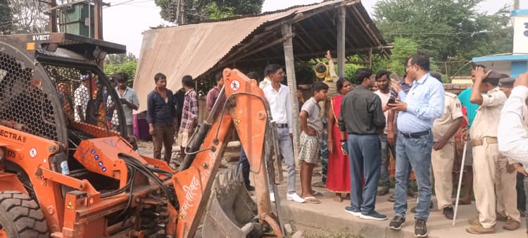 एनएच को प्रशासन ने कराया अतिक्रमणमुक्त, 35 दुकानों पर हुई कार्रवाई