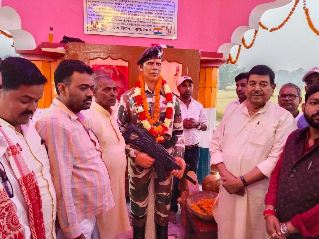 शहीद सैनिक की गांव में उनकी आदमकद प्रतिमा का हुआ अनावरण