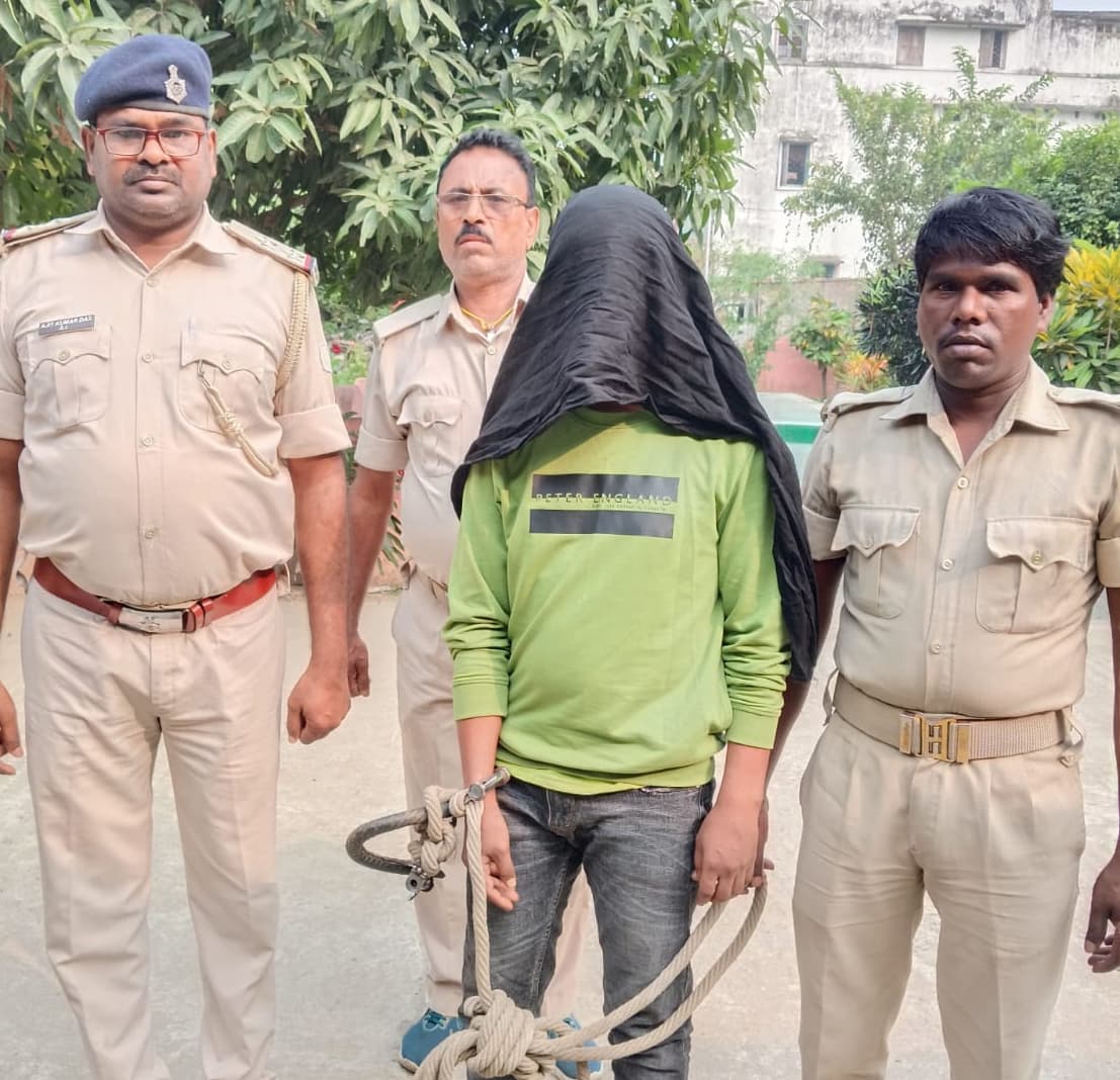 हथियार लहराने का फोटो वायरल होने के बाद युवक गिरफ्तार