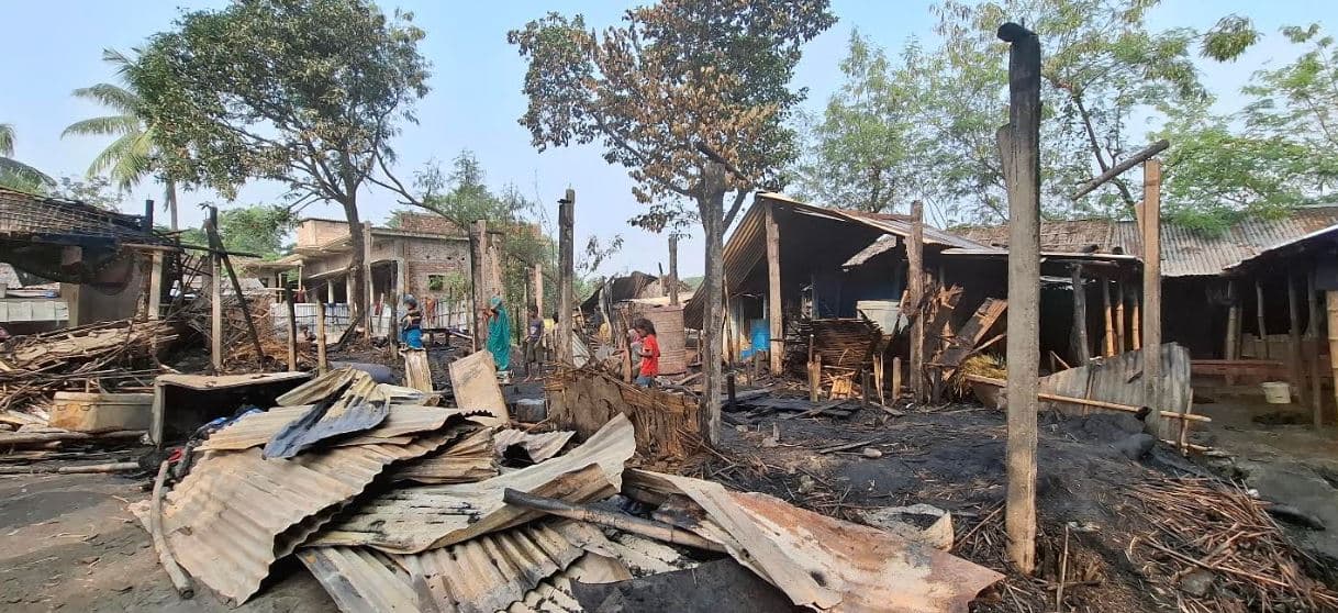 आग लगने से 11 परिवार के 05 घर जले, 10 लाख की संपत्ति का नुकसान