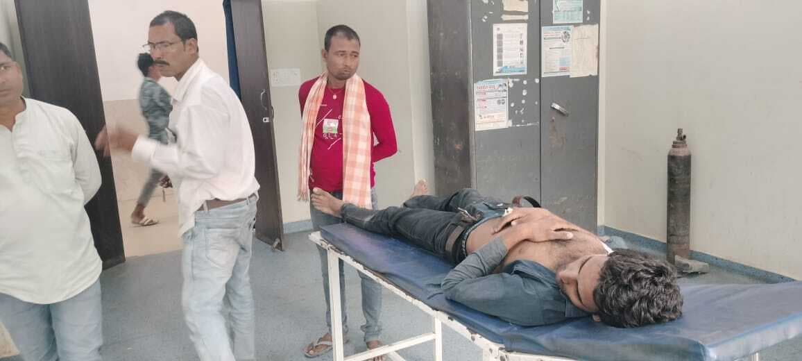 जेसीबी की चपेट में आने से बाइक सवार युवक गंभीर रूप से जख्मी