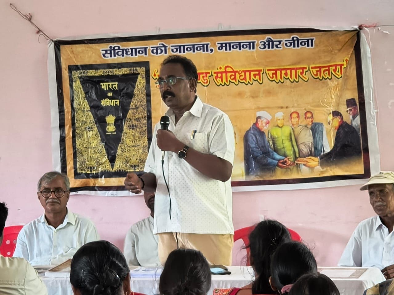 Ranchi News : ग्रामीण क्षेत्र के लोगों को संवैधानिक अधिकार के प्रति कर रहे जागरूक