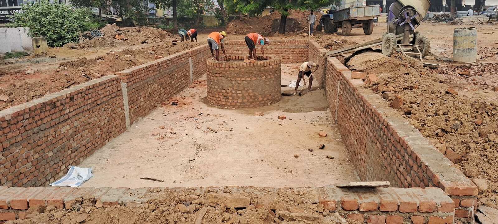 स्टेशन परिसर में फाउंटेन व बगीचा लगाने का कार्य प्रारंभ