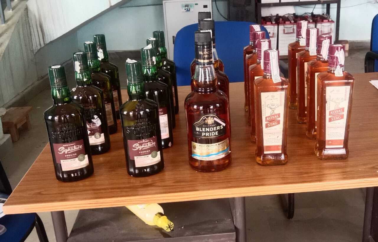 चेकिंग अभियान में 19 बोतल अवैध विदेशी शराब बरामद