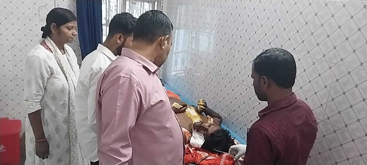 सीएनजी ऑटो पलटने से एक ही परिवार के चार जख्मी