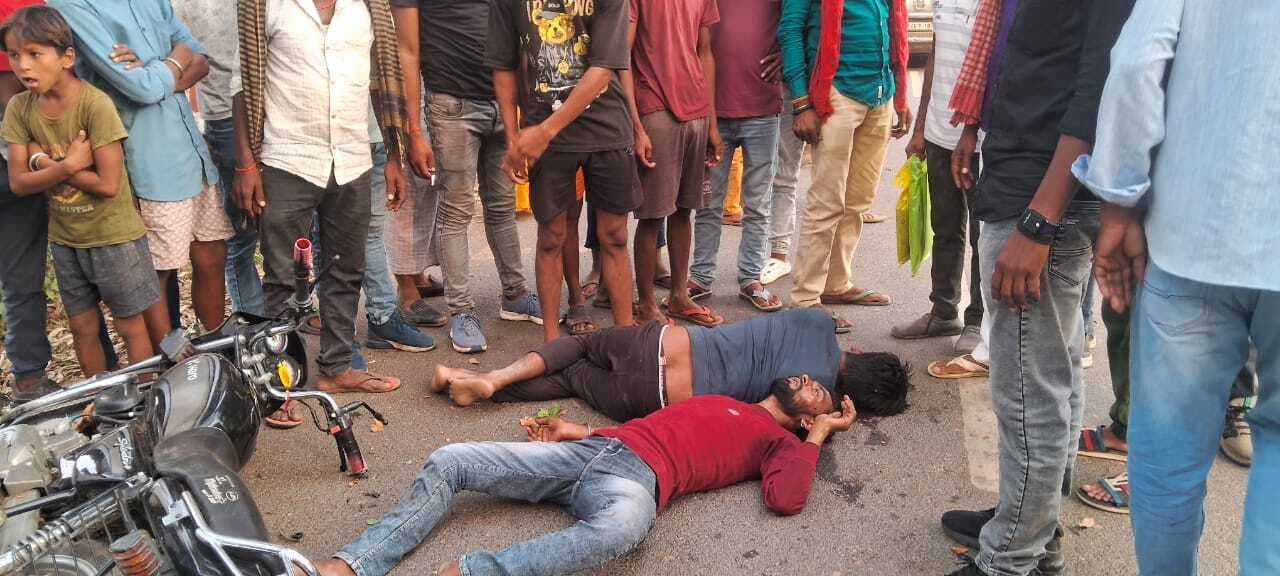 पेड़ से बाइक बाइक टकरायी, दो युवकों की मौत, एक गंभीर