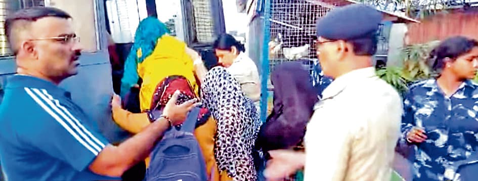 गलसी के होटल में चल रहा था जिस्मफरोशी का धंधा, 12 युवतियों और पांच युवकों को किया गया गिरफ्तार