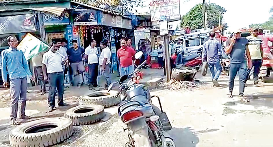 सड़क की जर्जर अवस्था के खिलाफ कांग्रेस का प्रदर्शन