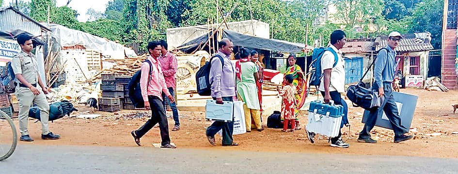 तालडांगरा विधानसभा उप चुनाव के लिए मतदान कर्मी मतदान केंद्रों की ओर रवाना