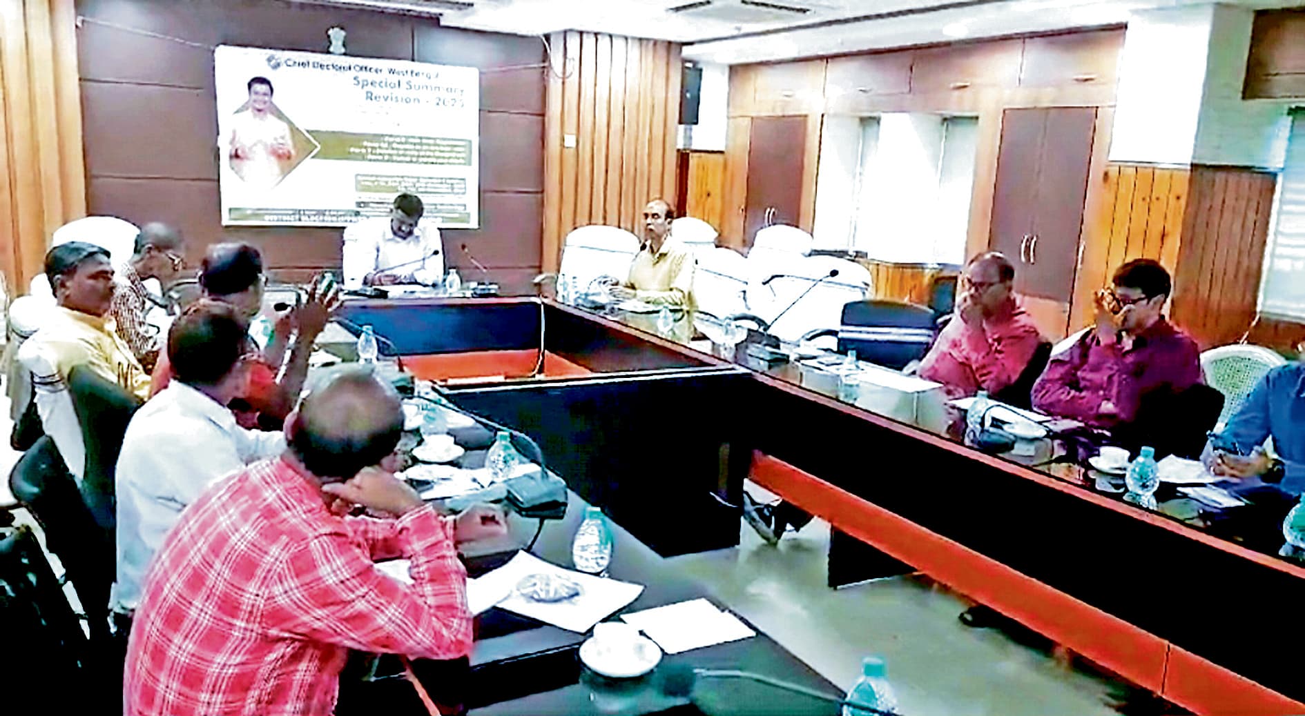 जिलाधिकारी ने मतदाता सूची संशोधन को लेकर की बैठक