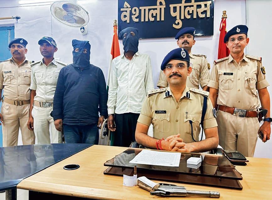 Hajipur News: अंतरजिला गिरोह का कुख्यात बदमाश अपने साथी के साथ गिरफ्तार