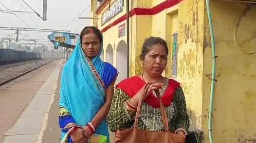 रेल टिकट ले रही महिला के पर्स से 25 हजार रुपये व तीन लाख के जेवरात की चोरी