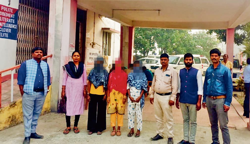 Gopalganj News : ऑर्केस्ट्रा संचालकों के सेंटर पर छापेमारी, मुक्त करायी गयीं 10 नाबालिग लड़कियां
