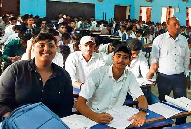 Chhapra News : इंटरमीडियेट की सेंटअप परीक्षा के दूसरे दिन परीक्षार्थियों ने कहा गणित के प्रश्नों ने किया परेशान, तो बायोलॉजी रहा आसान