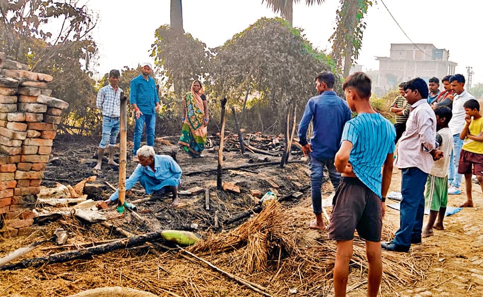 Chhapra News : दाउदपुर में अगलगी में झोंपड़ीनुमा दो घर जलकर राख, हजारों का नुकसान