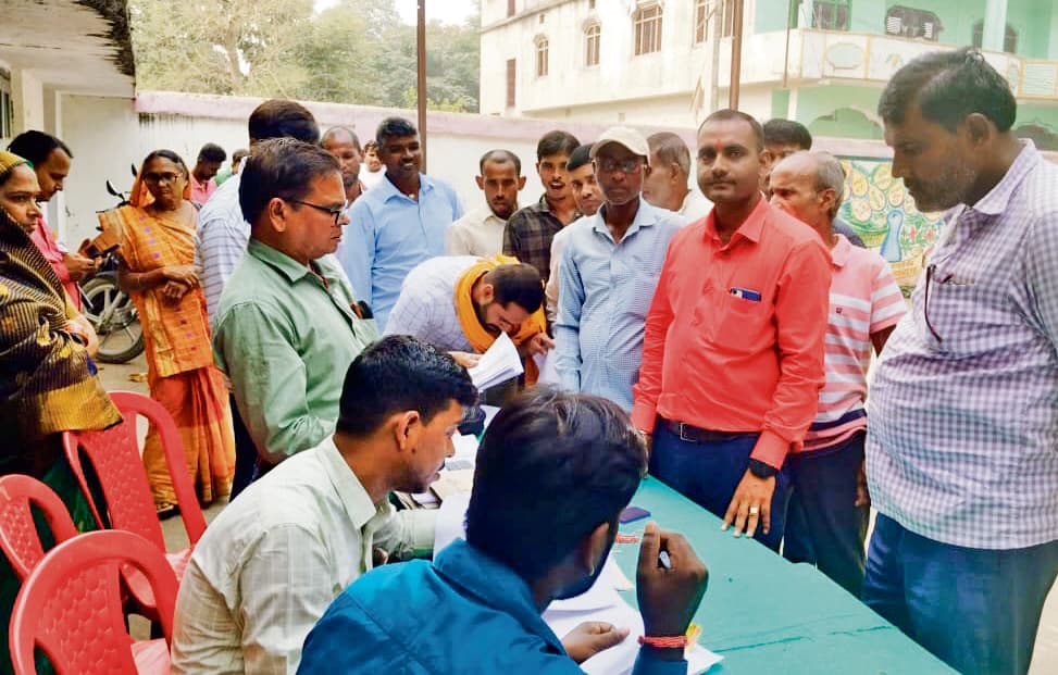 Hajipur News: वैशाली में अध्यक्ष पद के लिए 27 उम्मीदवारों ने दाखिल किया पर्चा