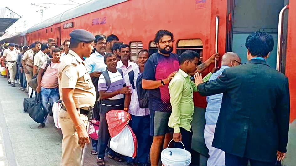 Gaya News : राजधानी सहित कई एक्सप्रेस ट्रेनें लेट, यात्री परेशान