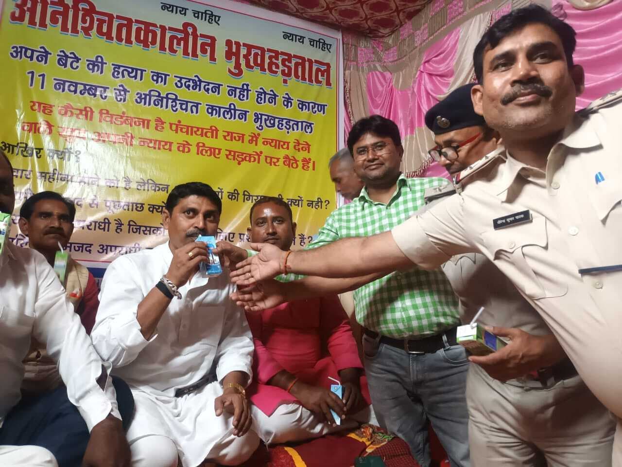 मृत बेटे को इंसाफ दिलाने को डटे सरपंच पिता ने तोड़ा अनशन