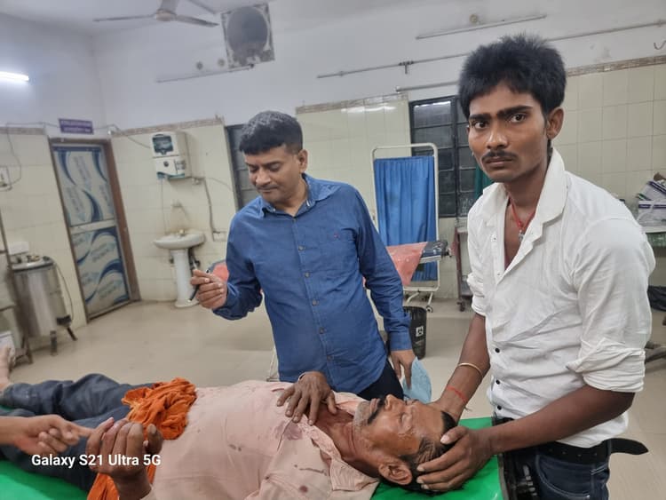 आर्केस्ट्रा का चंदा नहीं देने पर पड़ोसी ने तलवार से सिर पर काटकर किया जानलेवा हमला, जख्मी सदर अस्पताल में भर्ती