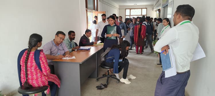 आईसीएआर की परीक्षा में रैंकिंग के आधार किया गया नामांकन