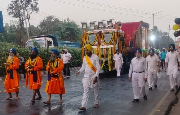 Rourkela News: श्री गुरु नानक देव महाराज के 556वें प्रकाशोत्सव पर निकला भव्य नगर कीर्तन