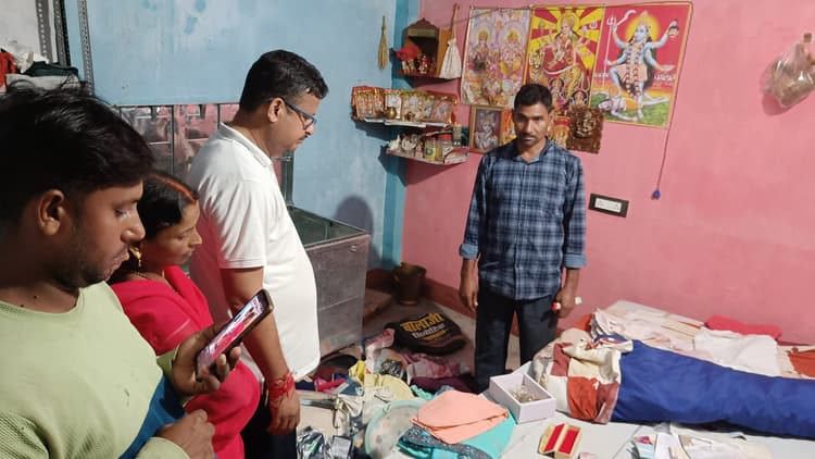 Jamshedpur News : गांव गया था परिवार, घर से तीन लाख के गहनों की हो गयी चोरी