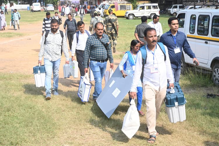 Jamshedpur News : कड़ी सुरक्षा के बीच जिले के 1913 बूथों के लिए पोलिंग टीम रवाना