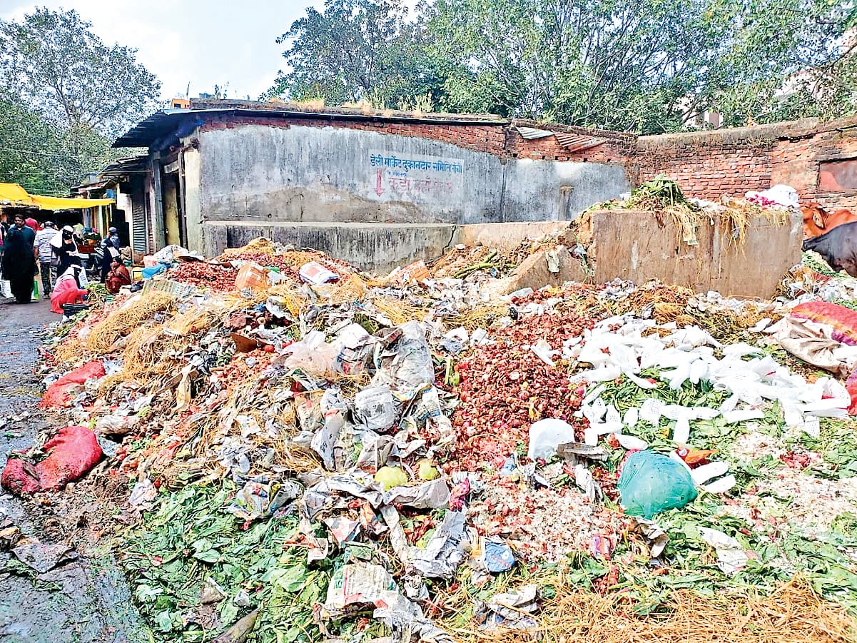 Ranchi News : डेली मार्केट सब्जी मंडी में कचरे का अंबार