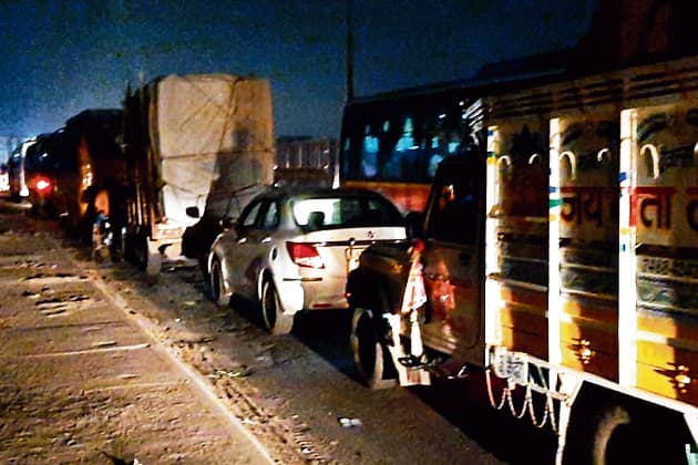 गांधी सेतु : दो ट्रक समेत तीन वाहन हुए खराब, दो घंटे तक फंसे रहे लोग