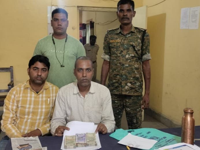 चिरकुंडा में बाइक से 1.38 लाख रुपये जब्त