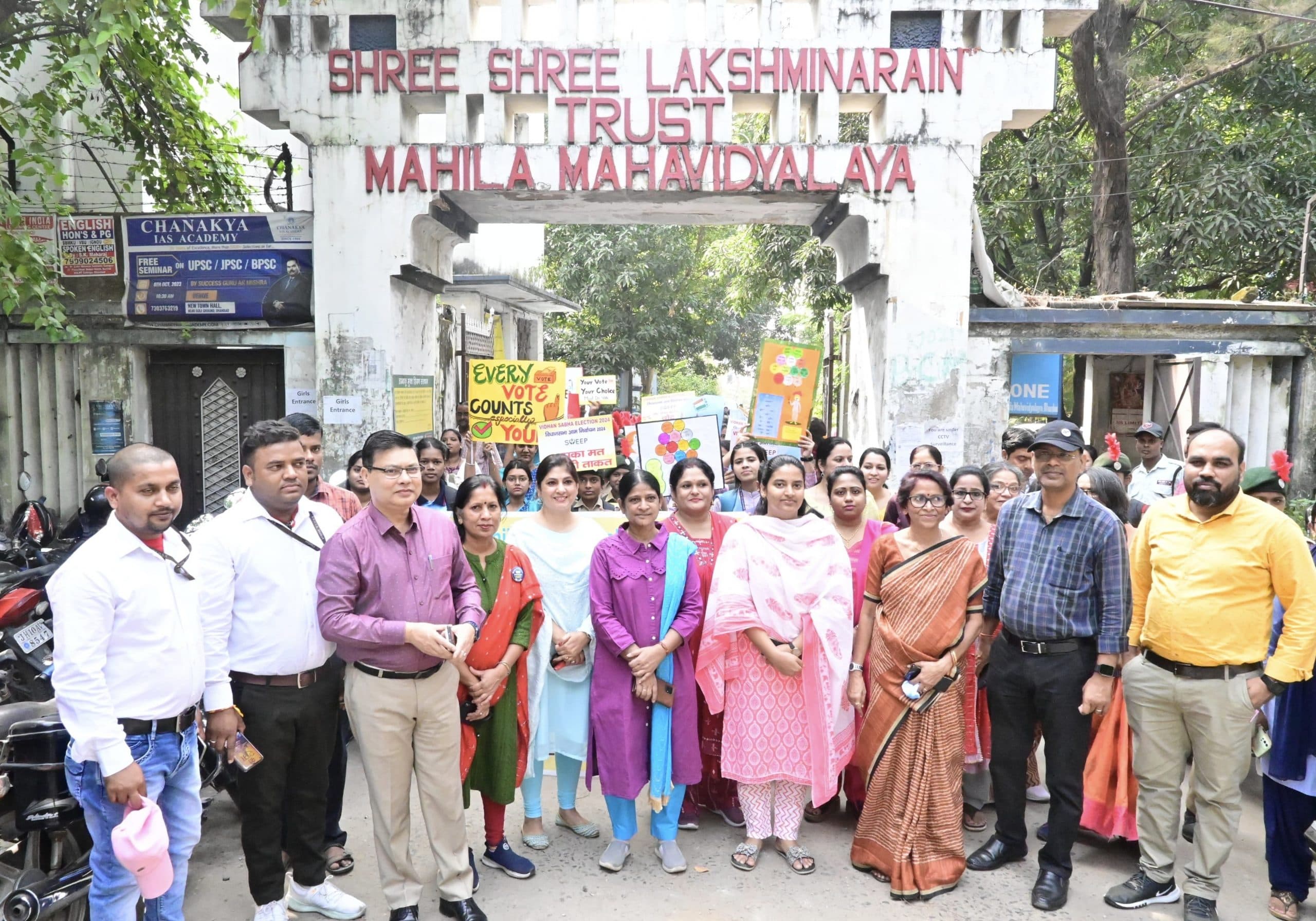 एसएसएलएनटी की छात्राओं ने निकाली मतदाता जागरूकता रैली