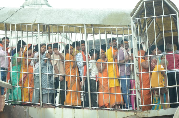 मंदिर का पट होने तक 80 हजार ने किया जलार्पण, 2000 हजार से अधिक लोगों ने कूपन लेकर की पूजा