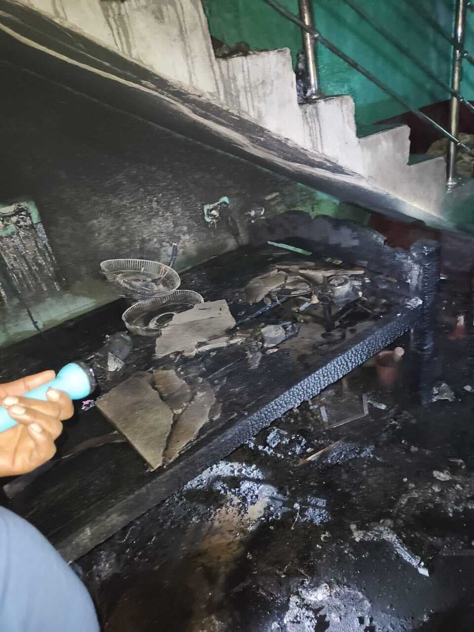 जलते दीये से कमरे में लगी आग, लाखों की संपत्ति खाक